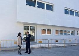 Catalina Madueño y Juan Mesa, junto a las obras en el centro.