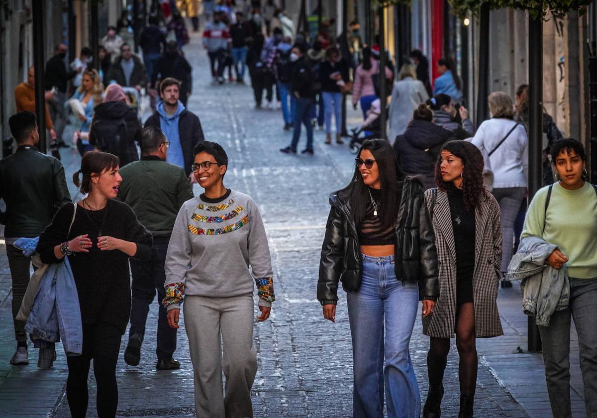 Varias personas pasean por la calle Mesones, uno de los principales ejes comerciales de Granada.