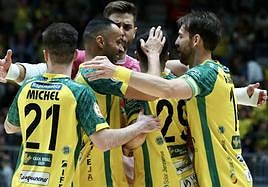 Los jugadores amarillos se abrazan tras firmar César el tanto con el que se abrió el marcador en el Olivo Arena.