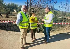 Soledad Aranda y el alcalde Pablo Ruiz durante la visita al camino de Los Algores.