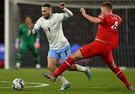 Shon Weissman regatea a un futbolista suizo.