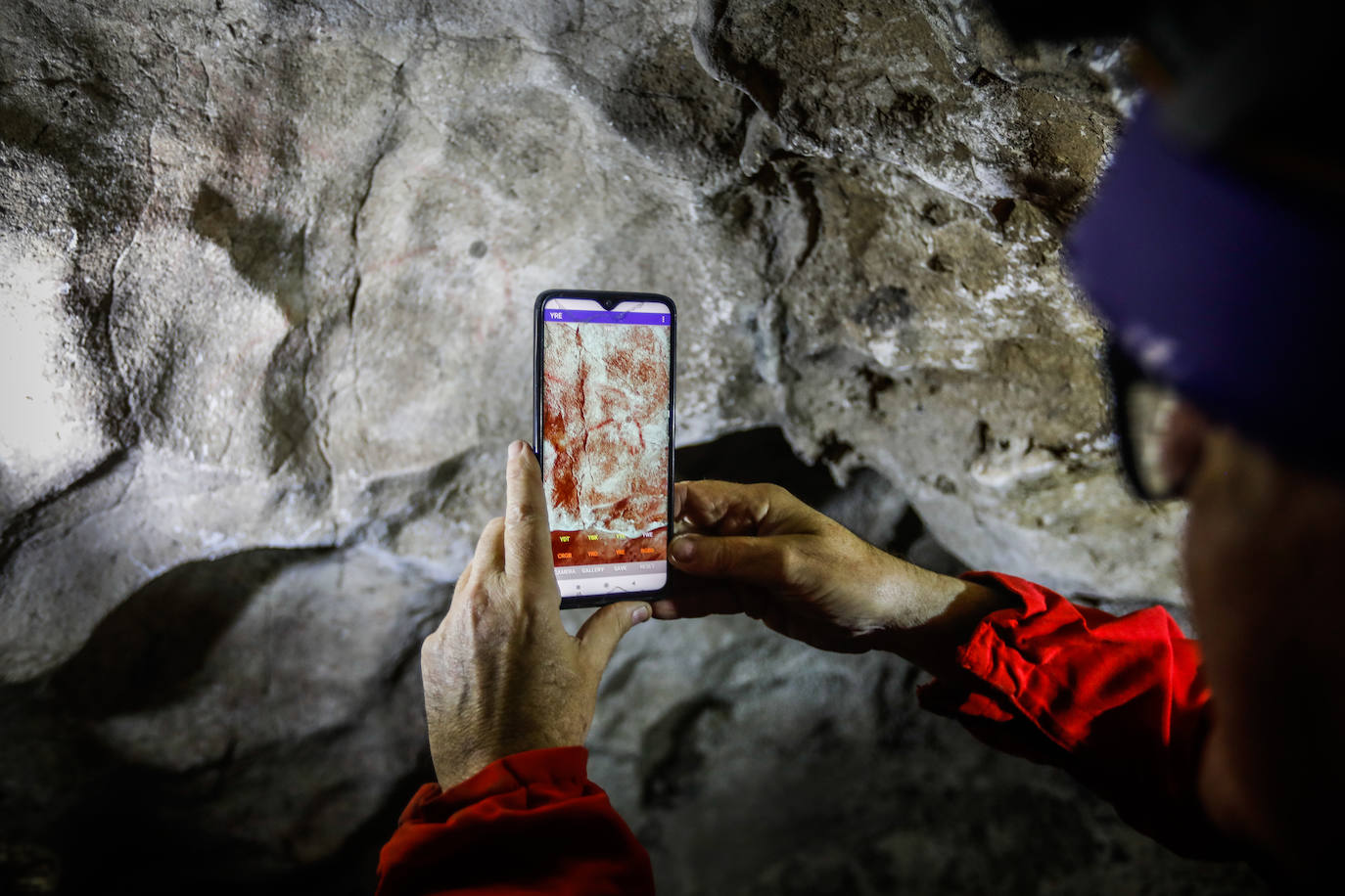 Fotografiando una de las pinturas rupestres.