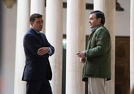 Ignacio Fernández-Sanz (derecha) conversa con su abogado en el patio de la Audiencia de Granada con motivo de otro juicio.