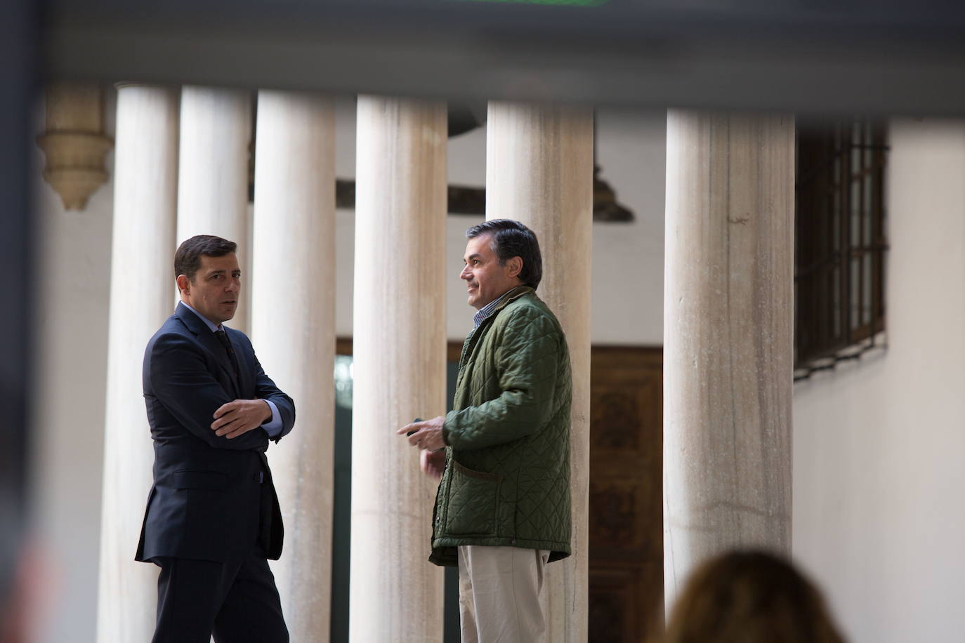 Ignacio Fernández-Sanz (derecha) conversa con su abogado en el patio de la Audiencia de Granada con motivo de otro juicio.