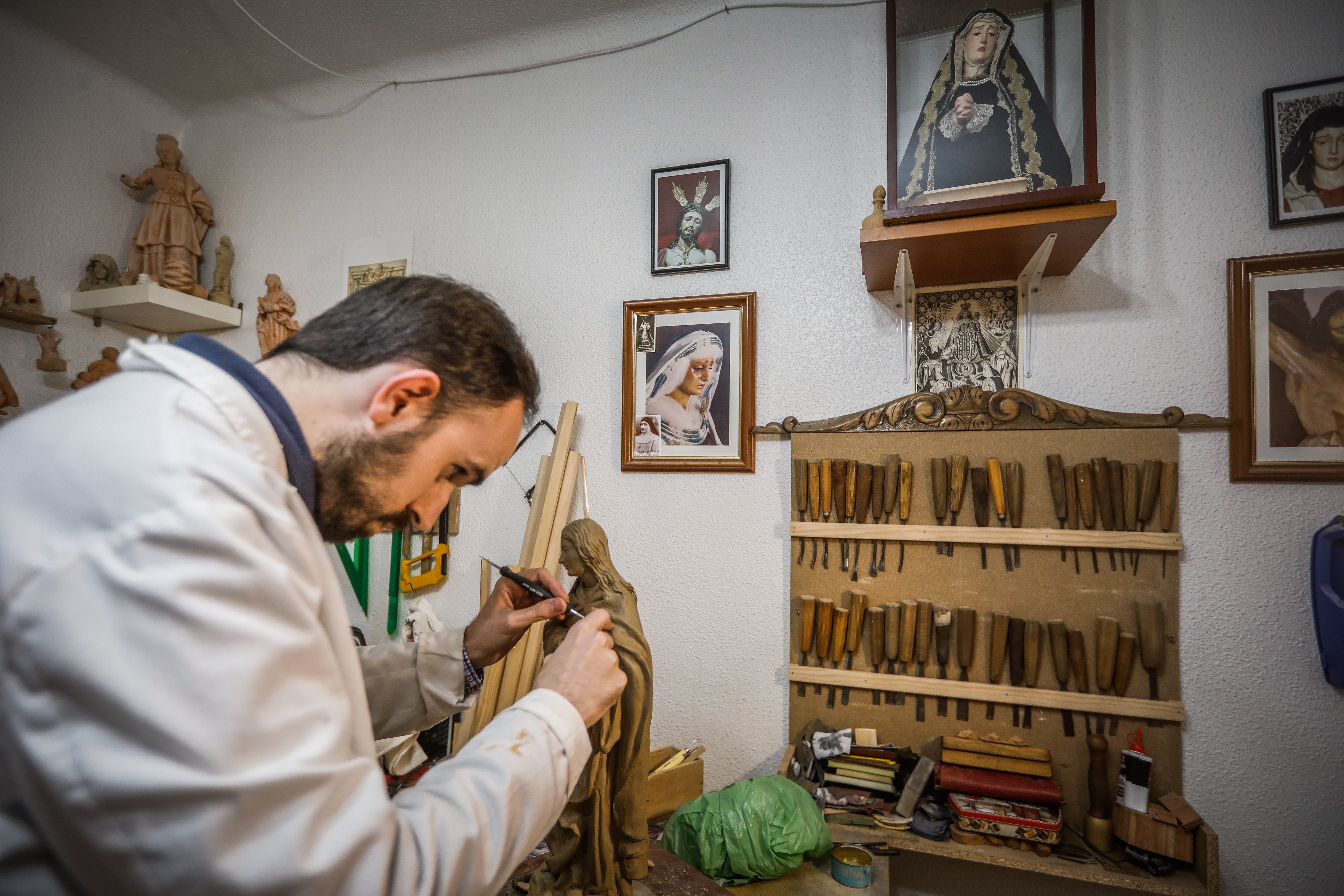 Imagen secundaria 1 - Modelados y bocetos de Pablo Fernández en su taller.