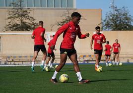 Ramazani, que entrenó ayer con el equipo, hizo un gol y dio una asistencia para Bélgica.