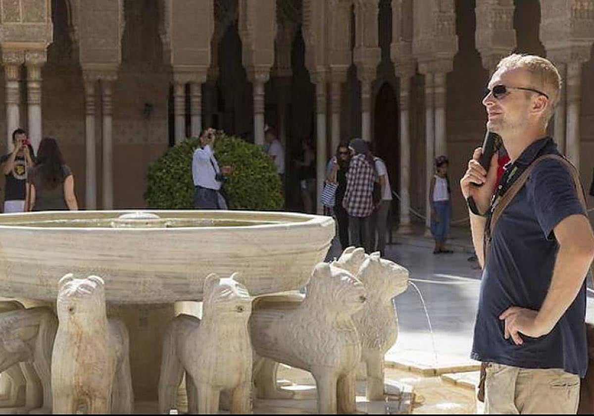 Visitantes en el patio de los leones de la Alhambra.