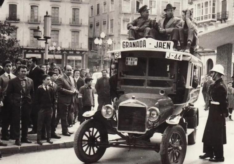 Un siglo del primer autobús de Alsa en Granada