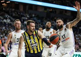 La defensa del Real Madrid encierra a Marko Guduric, del Fenerbahce.