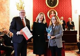 El director de este periódico, Eduardo Peralta, recibe el reconocimiento junto a la periodista Andrea G. Parra.