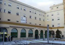 Imagen de archivo del edificio del hotel y la estación de autobuses en marzo de 2010, cuando se reformó la Plaza de la Libertad.