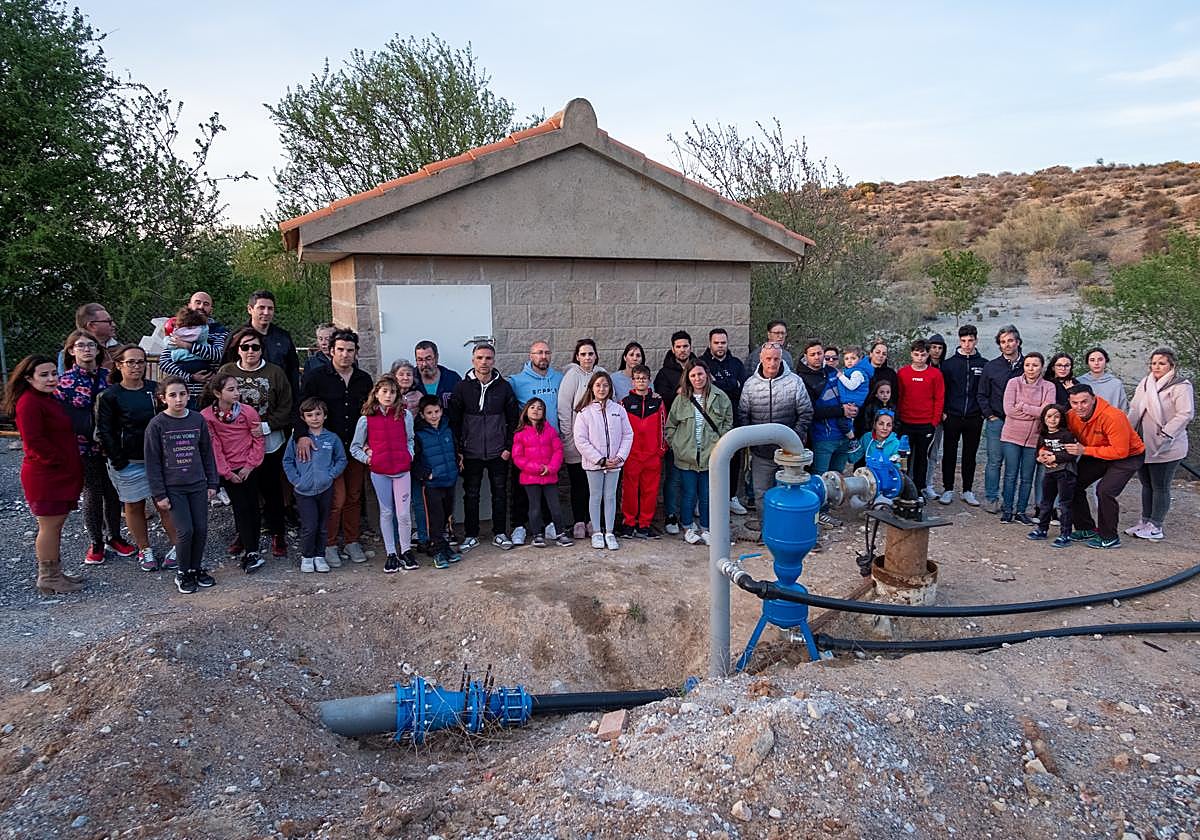 Algunos de los afectados posan junto a uno de los «pozos inacabados» en la urbanización Cañadas del Parque.