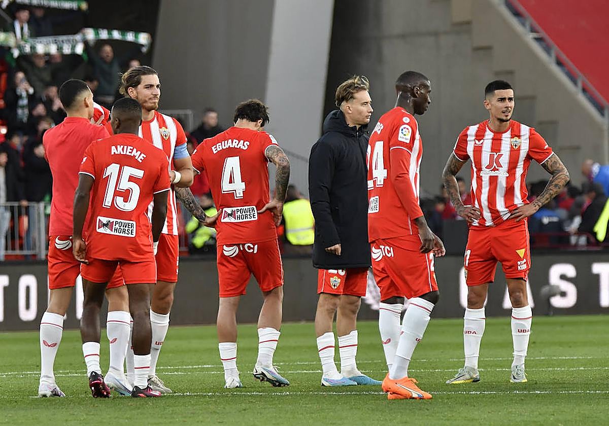 Los rojiblancos lamentan la derrota frente al Betis.