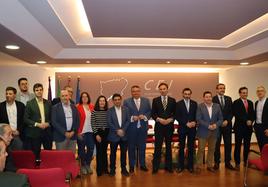 Foto de familia en la clausura de la Asamblea General Ordinaria de la Confederación de Empresarios de Jaén (CEJ).