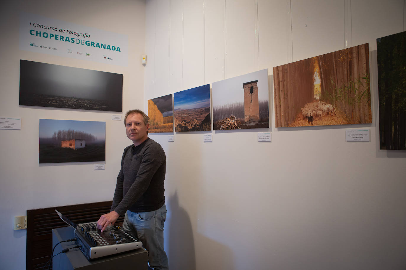 José López-Montes, con la mesa de mezclas en la sala expositiva.