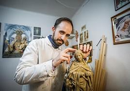 El escultor e imaginero Pablo Fernández trabaja una de sus obras en su taller del barrio del Realejo.