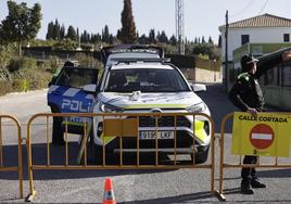 La Policía Nacional corta la vía de acceso a la casa donde se halla el atrincherado.