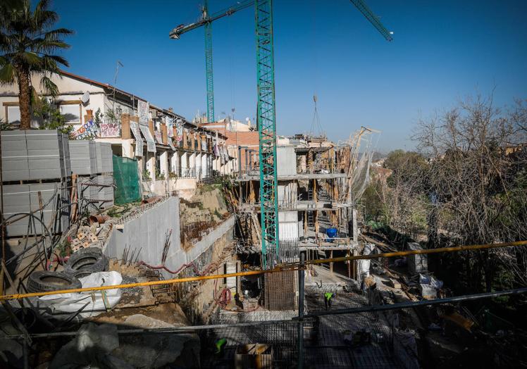 Imagen principal - Los vecinos se quejan de las obras han «destrozado» la entrada a sus casas y que hay días en los que ni siquiera pueden pasar por el uso de maquinaria pesada.