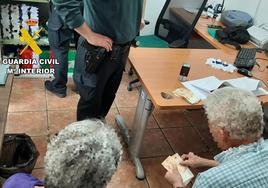 Momento en que los denunciantes recuperaron el dinero robado.