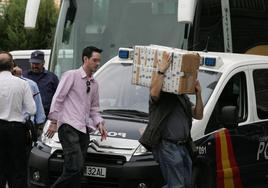 Agentes de la Policía Nacional transportando documentos obtenidos en el Ayuntamiento de El Ejido, en octubre de 2009.