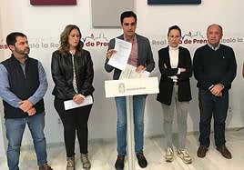 Concejales del PP de Alcalá la Real con el alcalde, Marino Aguilera, en el centro.