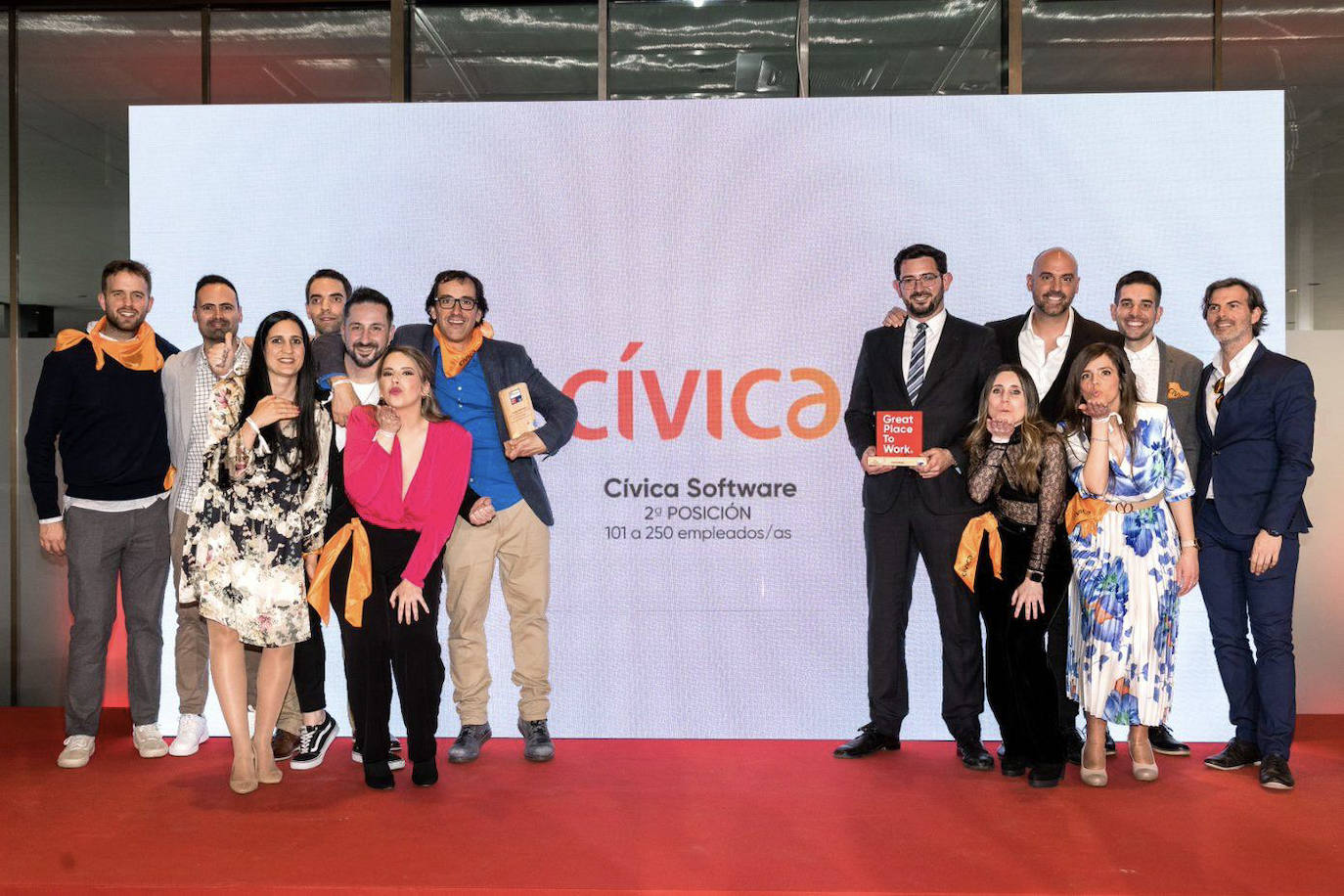 Imagen principal - El equipo de Cívica en los premios y en una actividad deportiva organizada por la empresa.