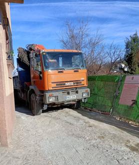 Imagen secundaria 2 - Los vecinos se quejan de las obras han «destrozado» la entrada a sus casas y que hay días en los que ni siquiera pueden pasar por el uso de maquinaria pesada.