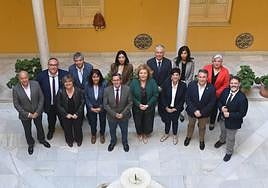 El presidente de la Diputación de Granada junto a los miembros de la Corporación provincial. R. MARTÍNEZ / DIPGRA