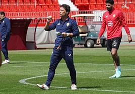 Rubi, que confía en sus jugadores, alecciona a estos durante el entrenamiento.