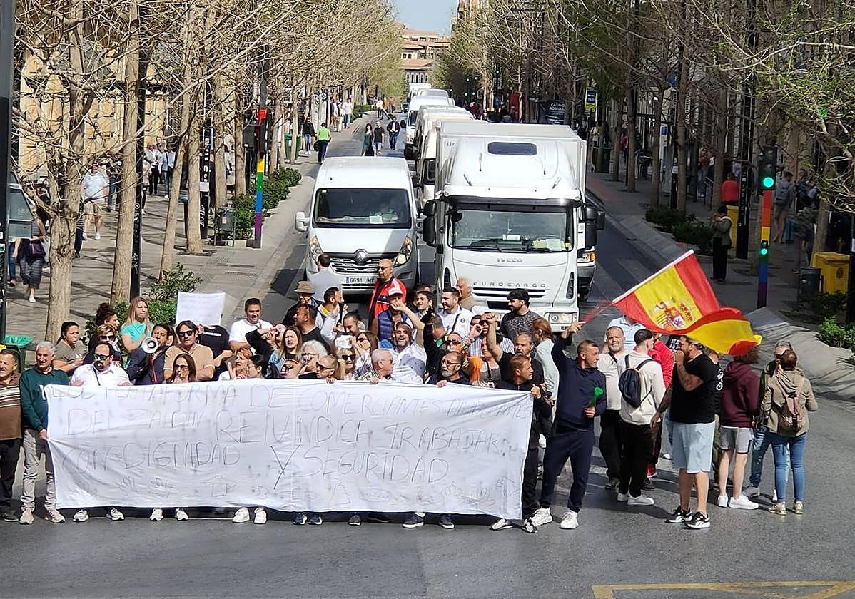 Familias de comerciantes del mercadillo del Zaidín han protestado en Granada.