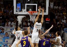 Anthony Randolph tapona el tiro que los árbitros dieron por válido y con él la Copa del Rey al Barcelona en 2019.