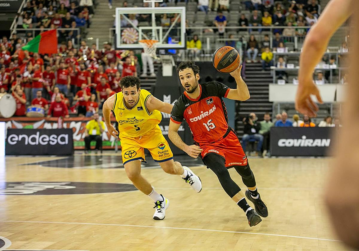 Lluís Costa conduce el balón frente al Gran Canaria y tras desbordar a Bassas en el último partido que jugó con el Covirán.