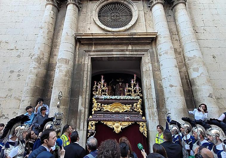 Salida del paso de Jesús Orando en el Huerto, del templo de San Ildefonso