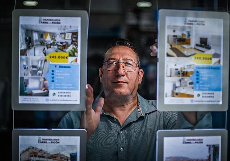 Ángel Llamas ha cambiado el camión por su inmobiliaria de Carril del Picón.