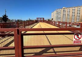 Acceso a la pasarela del Cable Inglés de Almería.