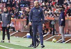 Miguel Ángel Ramírez sigue el partido desde su área técnica.