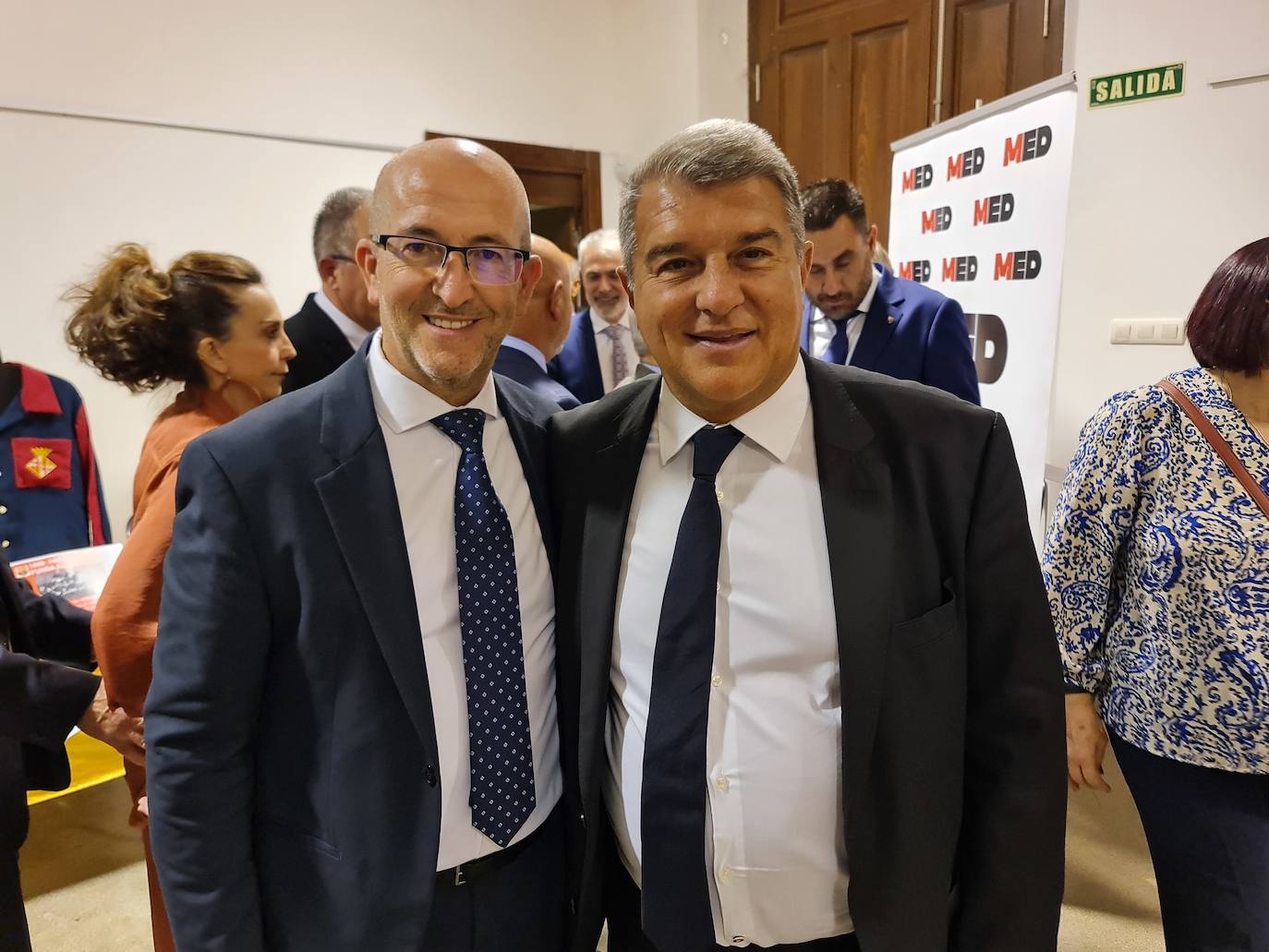 Imagen principal - joan Laporta durante su visita a Órgiva.
