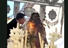 Un hombre intenta apagar el fuego de la Virgen en Vélez-Málaga