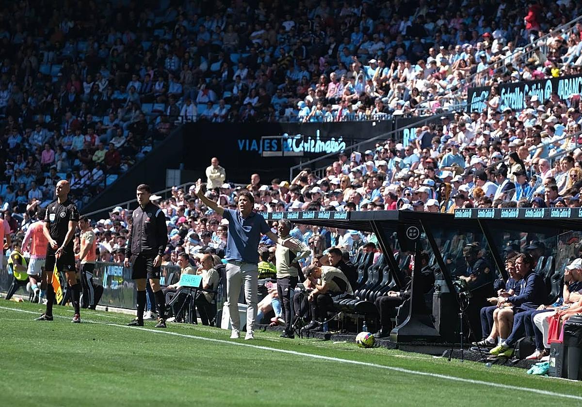 Rubi vivió con intensidad el partido desde su banquillo.