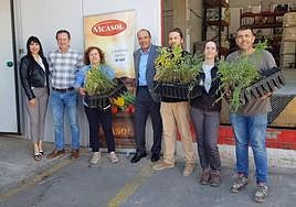 APROA reparte un millar de plantas reservorio entre agricultores de Vicasol