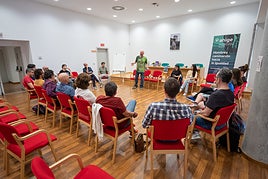 Un momento de la presentación de Ahige en Granada en la biblioteca del Zaidín.