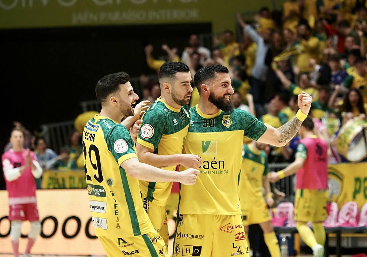 César, Chino y el argentino Pablo Taborda celebran un tanto en el Olivo Arena.