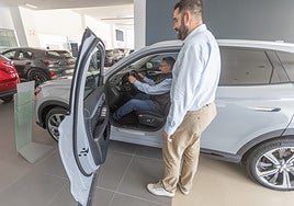 Un cliente prueba un vehículo eléctrico en el concesionario oficial de Kia en Granada.