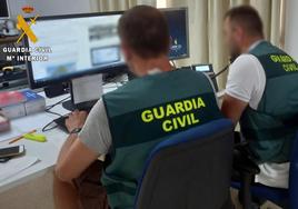 Agentes de la Guardia Civil encargados de la investigación.