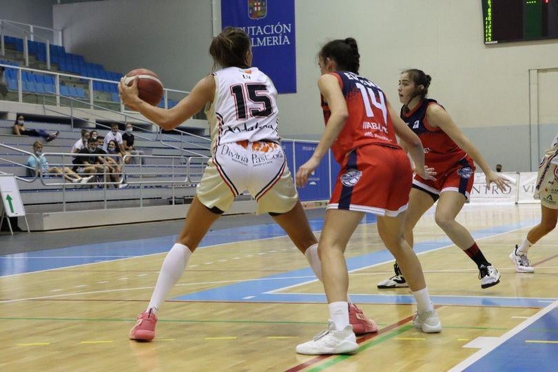 Lucía Méndez, recibiendo de espaldas para atacar a canasta