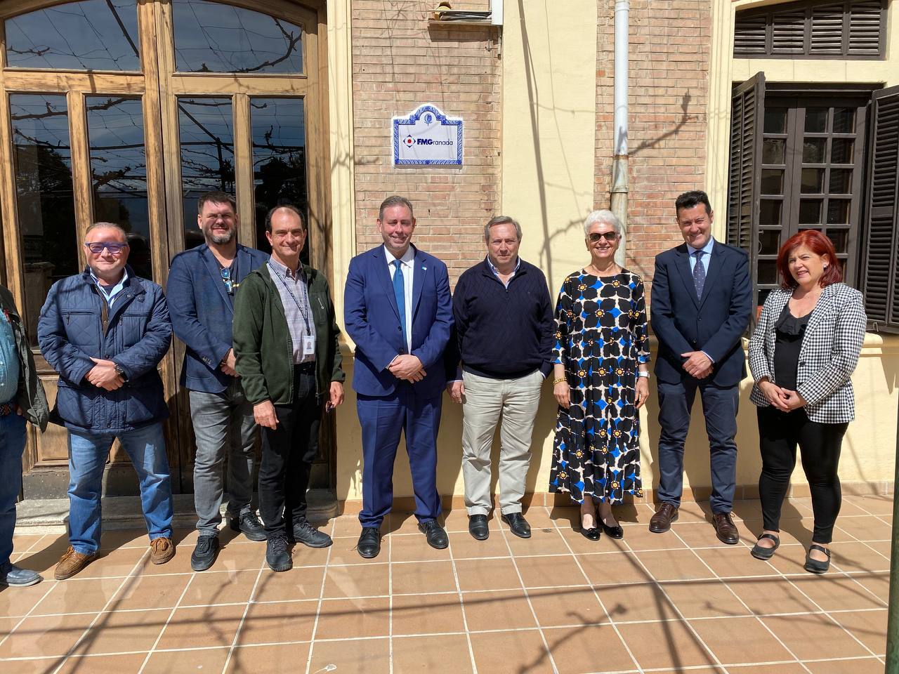 La embajadora de Isarel en la visita a la Fábrica de Municiones de Granada, acopañada por José Antonio Rodríguez, otros representantes públicos y representantes de la empresa y la plantilla.