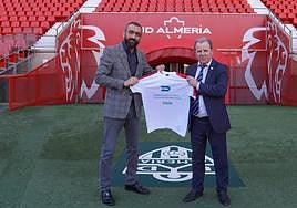 Mohamed El Assy (UDA) y Jerónimo Parra (Cámara de Comercio) posan en el Power Horse Stadium.