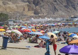 La playa de Aguadulce, llena de bañistas, en plena temporada estival.