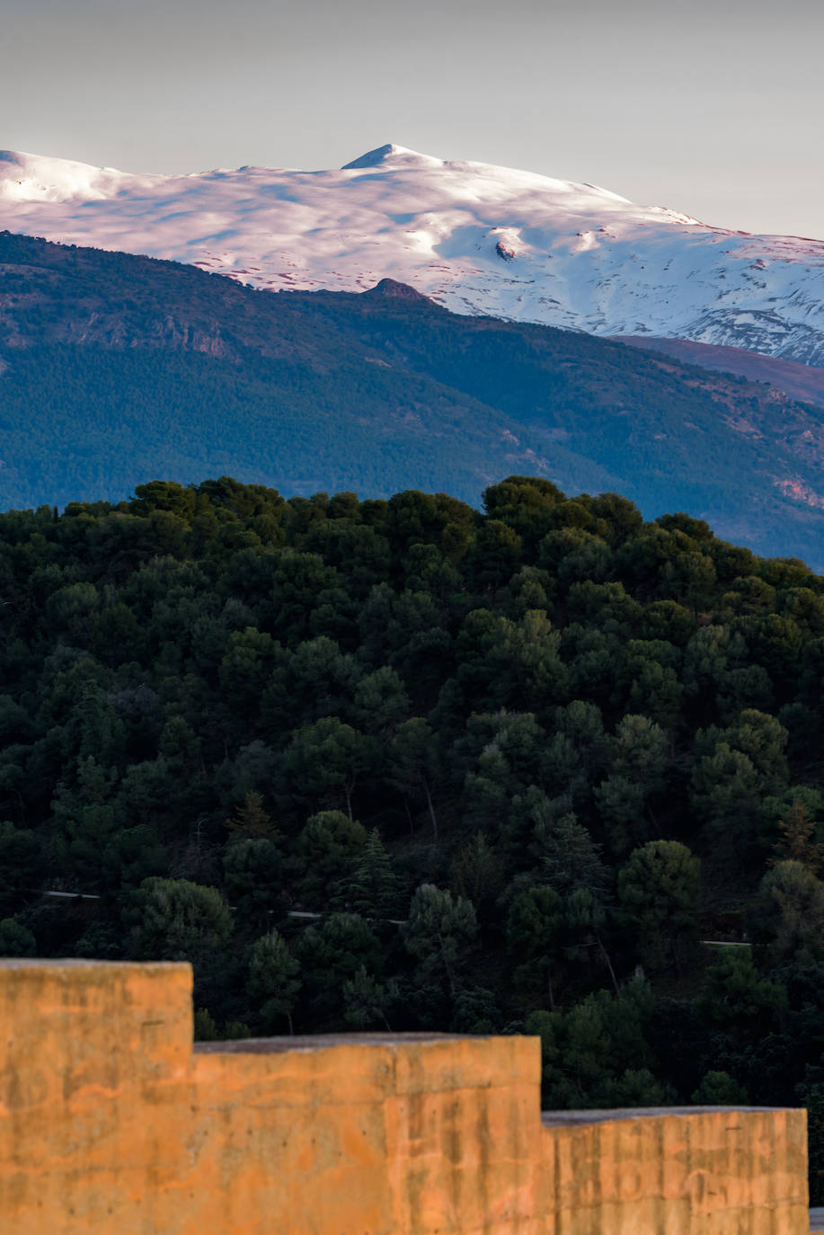 Muralla zirí, Dehesa del Generalife, Tamboril, Sierra Nevada y cielo de Granada.