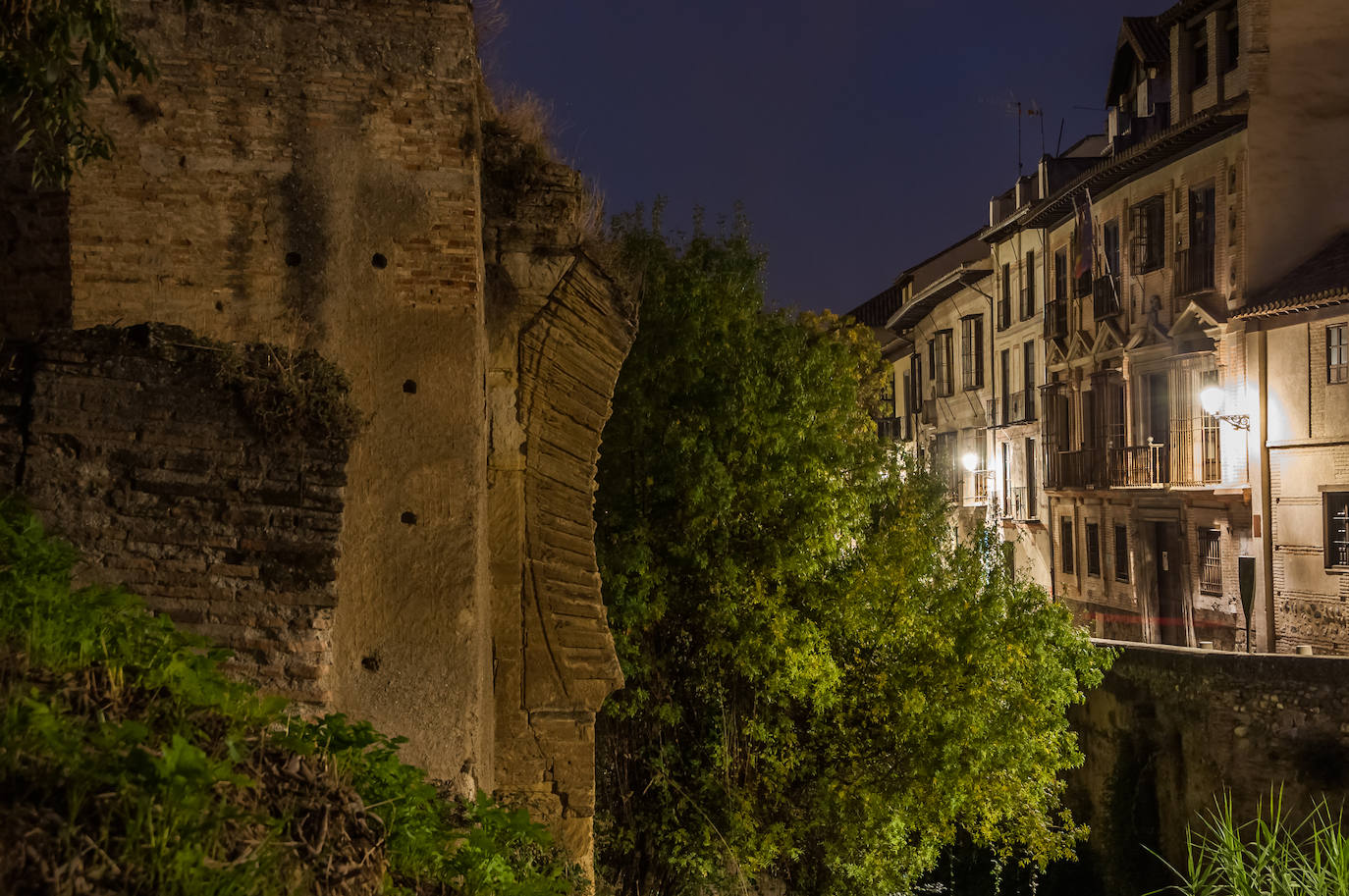 Imagen secundaria 1 - La Alhambra desde la verea de Enmedio entre dos luces, Puente del Cadí o los Tableros desde el bosque de la Alhambra y Albayzín desde la torre campanario de la iglesia del Salvador. 